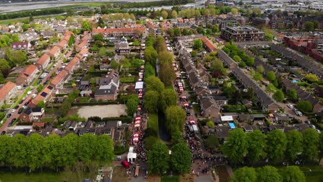 la gente y el puesto de mercado en la carretera durante la celebración del día del rey en amsterdam, holanda, países bajos