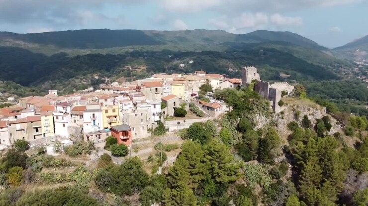 Veduta aerea di un borgo collinare in Italia