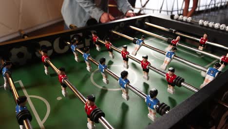 mesa de futbolín en un pub