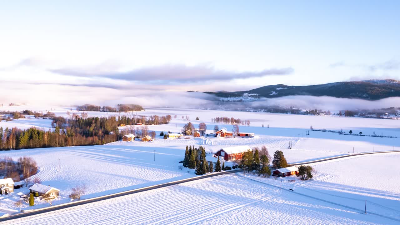 volando sobre el pequeño pueblo de kroderen, noruega durante el invierno