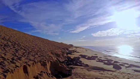 Luftaufnahme-Eines-Dollys-Im-Tiefflug-Und-Mit-Hochgestelltem-Podest,-Links-Die-Pyla-Düne-Und-Rechts-Das-Meer,-Darüber-Blauer-Himmel,-Frankreich