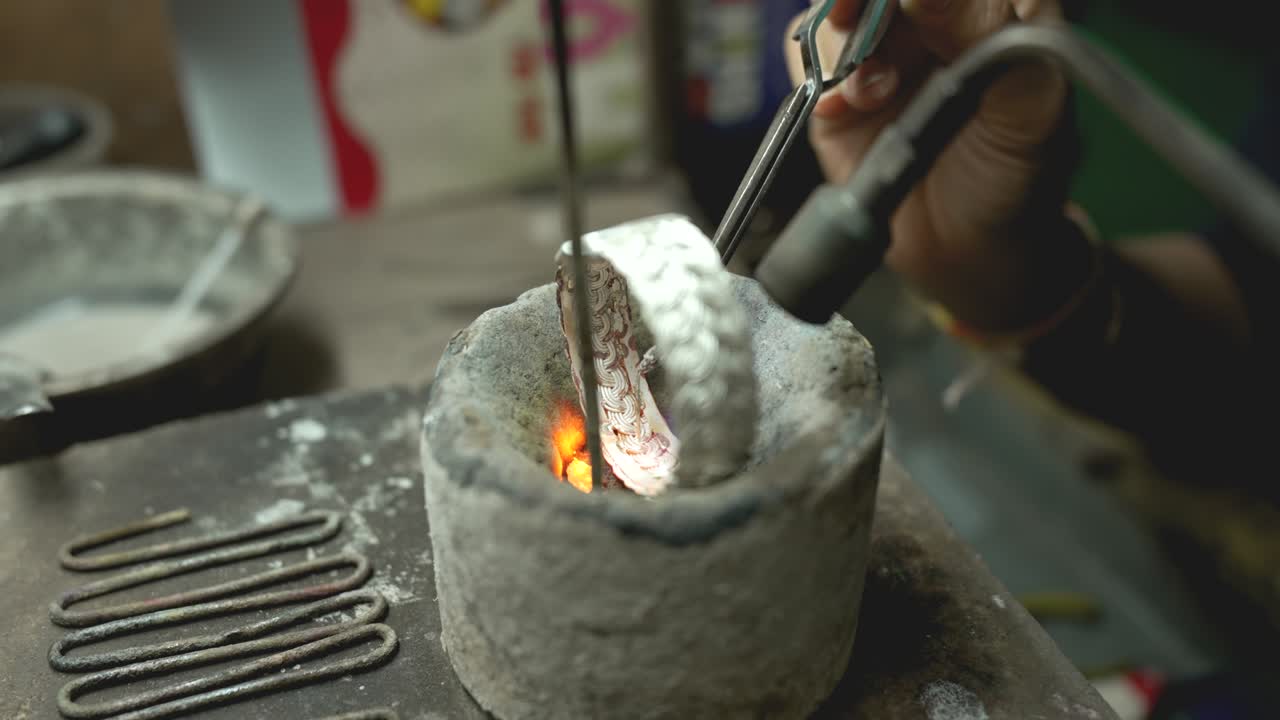 joyero en el trabajo en la joyería. escritorio para la fabricación de joyas artesanales con herramientas profesionales. vista de cerca de las herramientas. tailandia.