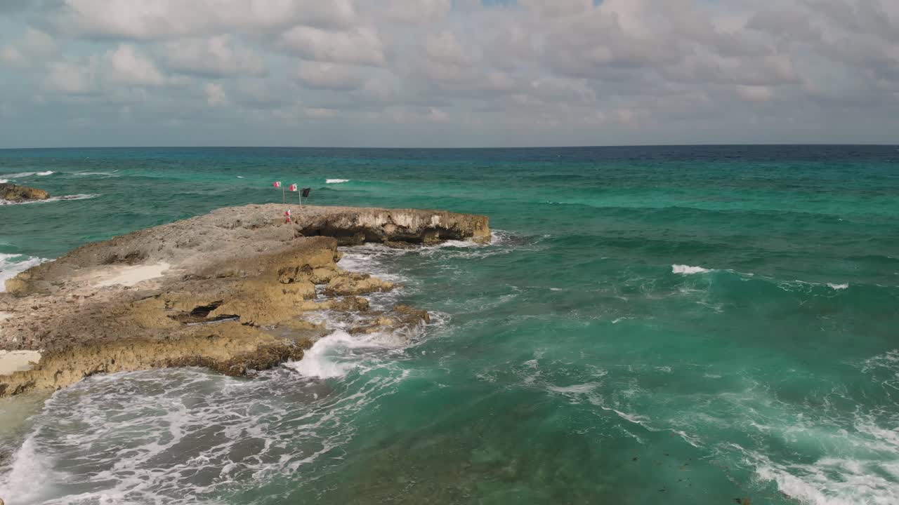 Panoramica di acqua marina turchese lungo la regione costiera dell'isola di Cozumel, Quintana Roo, Messico, in una giornata di sole.