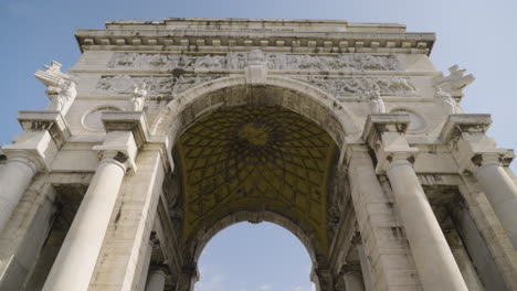 arco della vittoria vista superior e inclinación rápida hacia abajo a la base del arco en la ciudad de génova