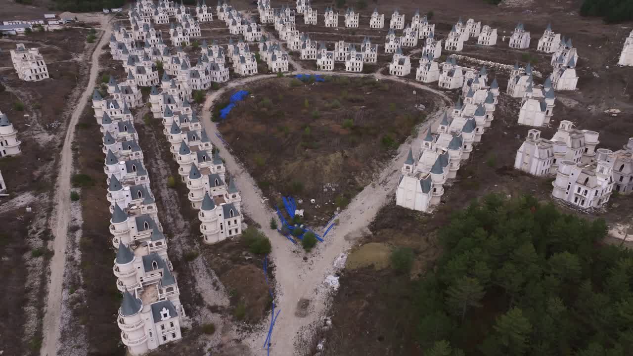 Forladte slotslignende strukturer ved boligprojektet Burj Al Babas.