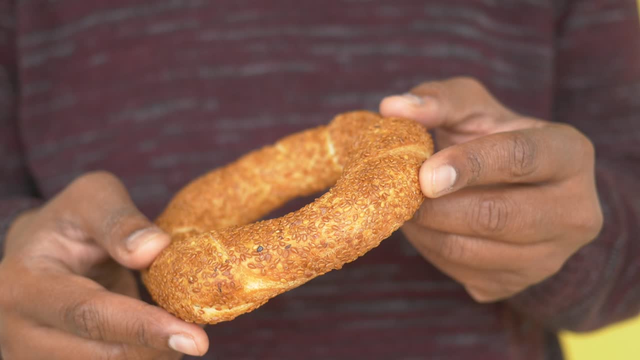 persona que tiene un simit