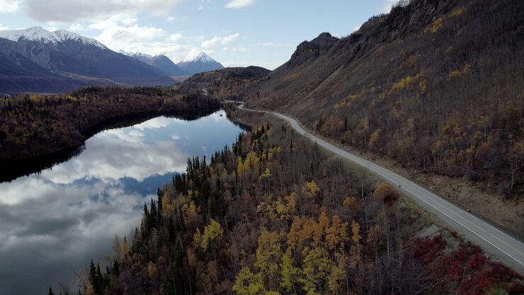 Video aereo 4k a 30 fps del Lago Long in Alaska.