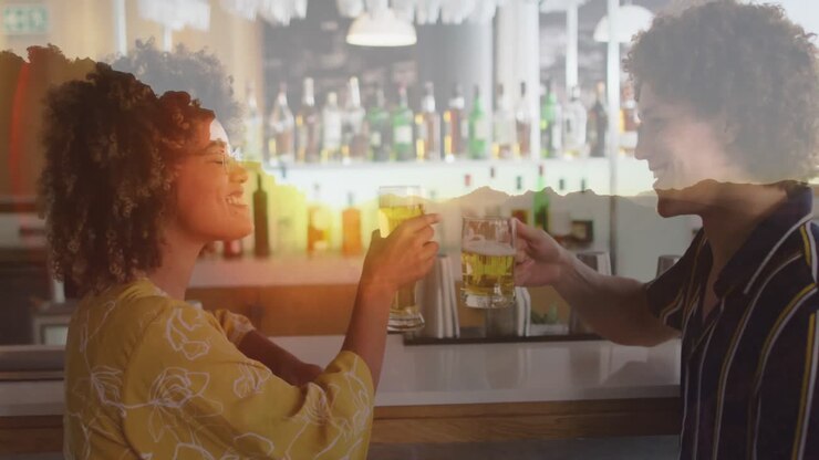 Animazione di un bicchiere di birra su amici diversi che bevono al bar