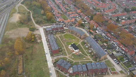 Antena-De-Una-Nueva-Zona-Suburbana-Con-Paneles-Solares-En-La-Azotea