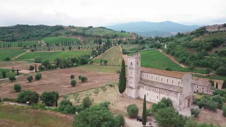 Vedute aeree dell'Abbazia di Sant'Antimo. Castelnuovo dell'Abate. Toscana. Italia.