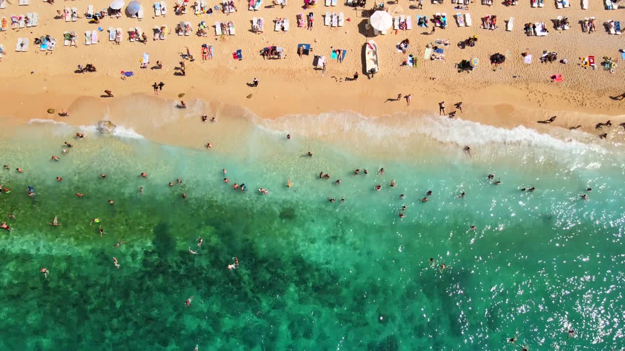 video de drone de personas nadando en la playa de kaputaş en el distrito de kalkan - kaş, antalya, turquía