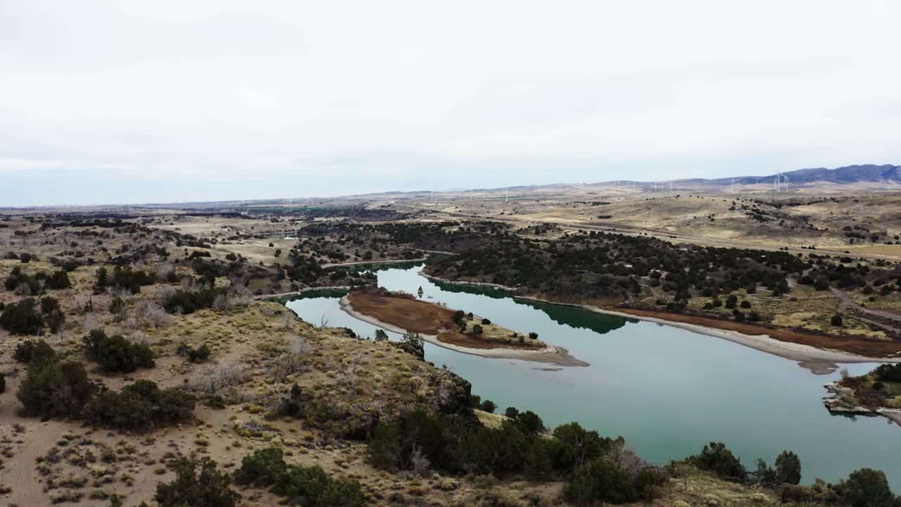 Vista aérea do rio Snake que atravessa o Massacre Rocks State Park em Idaho