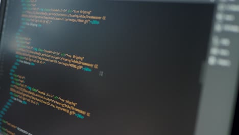 El-Desarrollador-Está-Navegando-Por-El-Código-Html-En-La-Pantalla-De-La-Computadora
