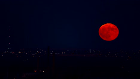 Time-Lapse-of-blue-moon-rising-above-Boulder,-Colorado