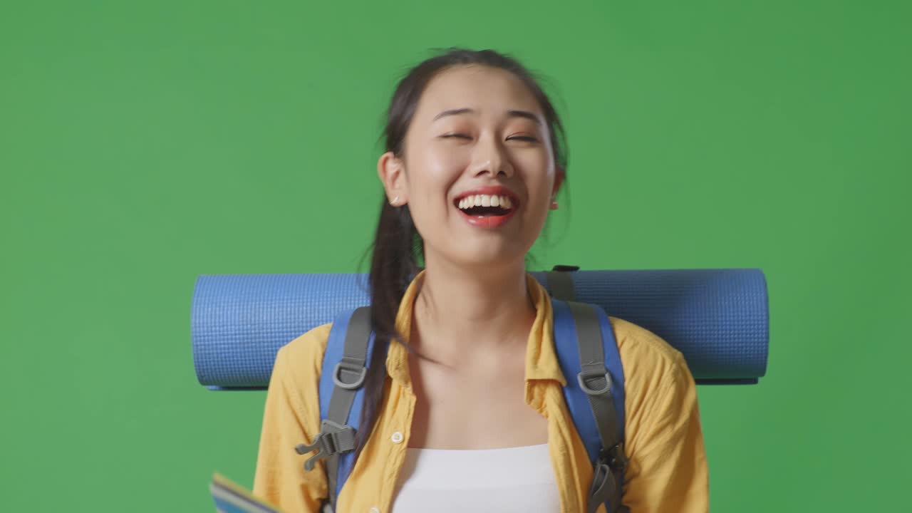 배 을 들고 지도를 읽는 여자