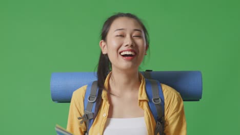 배 을 들고 지도를 읽는 여자