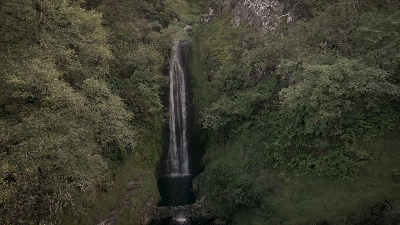 Bellissima cascata nella catena montuosa di Donegal.