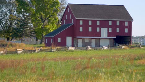 Vista-Cercana-Del-Gran-Granero-Rojo-En-El-Campo-De-Batalla-De-Gettysburg