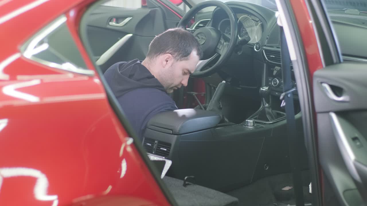limpieza profesional de automóviles. lavado de sars. detalles interiores. limpieza en seco y detalles del interior de un automóvil. limpeza profunda de asientos. limpeza de espuma en el lavado de automóviles; limpieza del panel del automóvil del polvo. una aspiradora