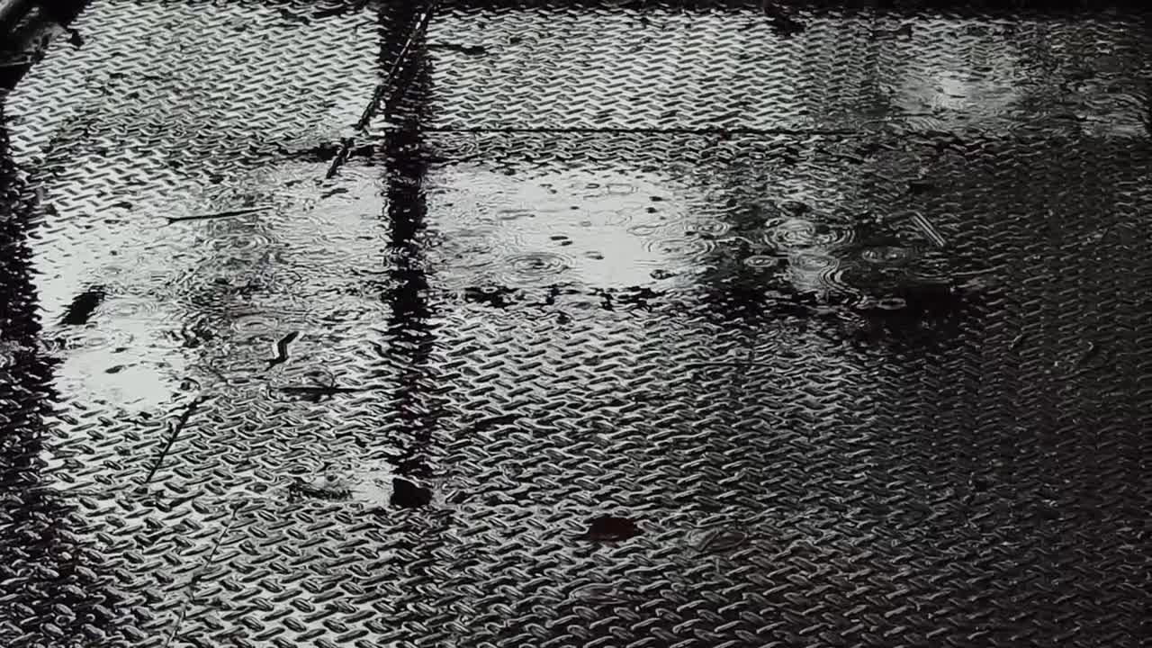 Pioggia su un pavimento di metallo