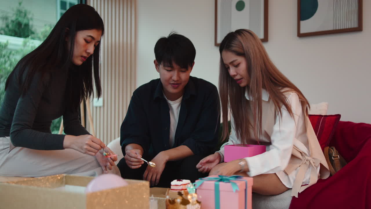 ผู้คนในร่มเพลิดเพลินกับอาหาร