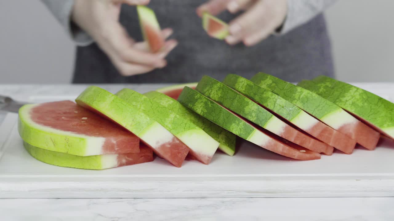 은 수박을 작은 조각으로 잘라