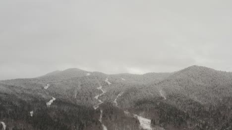 Vasto-Paisaje-Montañoso-Espolvoreado-Con-Antena-De-Nevadas-Frescas