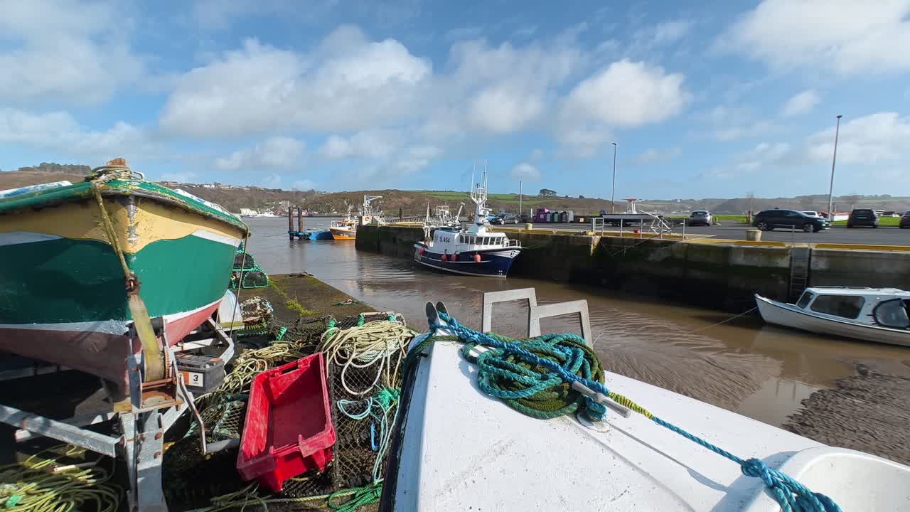 Porto peschereccio di Passage East, Waterford, Irlanda, con barche e attrezzature da pesca sulle banchine in un giorno di primavera.