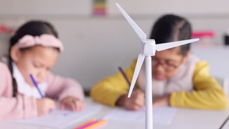 Educación,-Modelo-De-Turbina-Eólica-Para-Energías-Renovables.