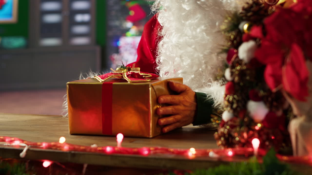 Santa Claus con un regalo de Navidad