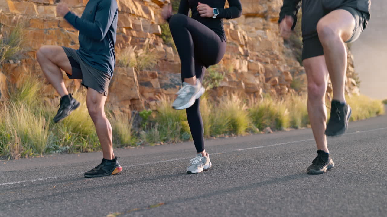 la gente hace ejercicio en la carretera, la rodilla alta en la forma física
