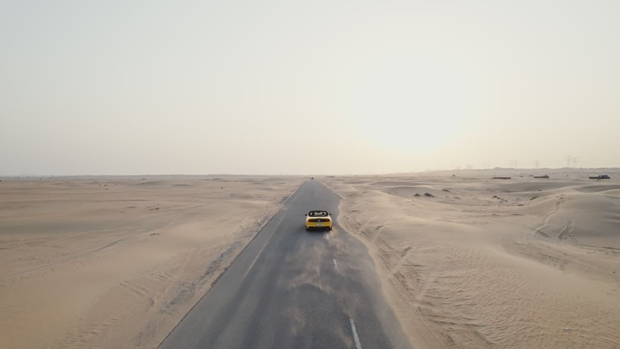coche amarillo conduciendo a través del desierto