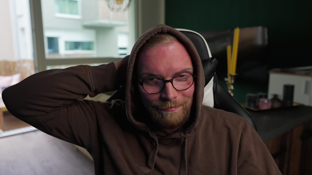 transmisión: el hombre se da la vuelta y sonríe a la cámara, creador de contenido, plano medio