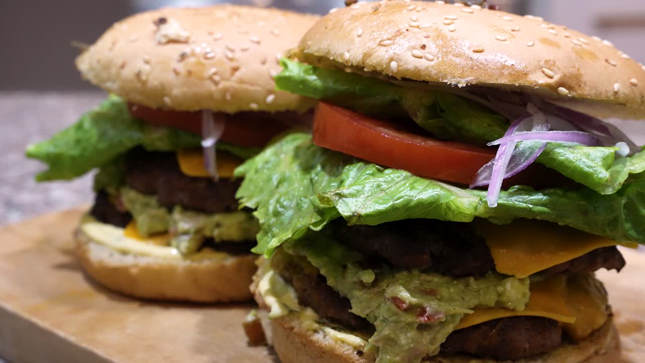 una deliciosa hamburguesa con tomate, lechuga, cebolla y salsa especial