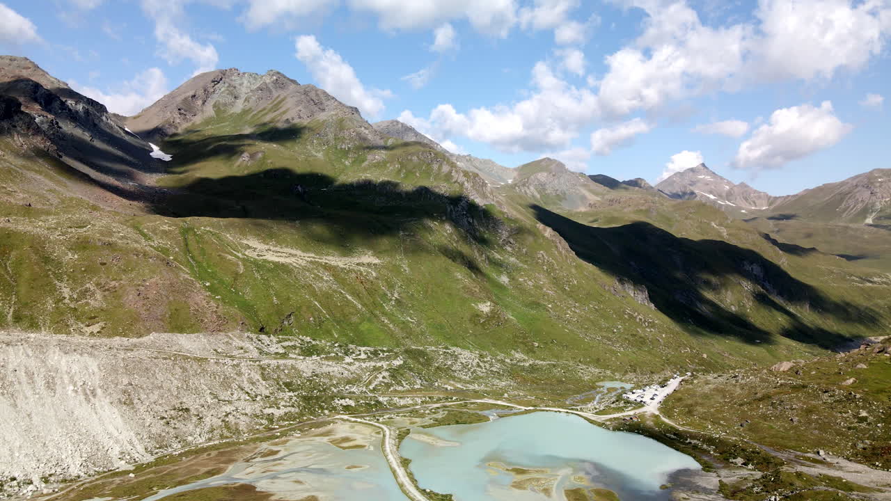 Vista aerea di un lago alpino nell'alta valle di Zinal, Svizzera