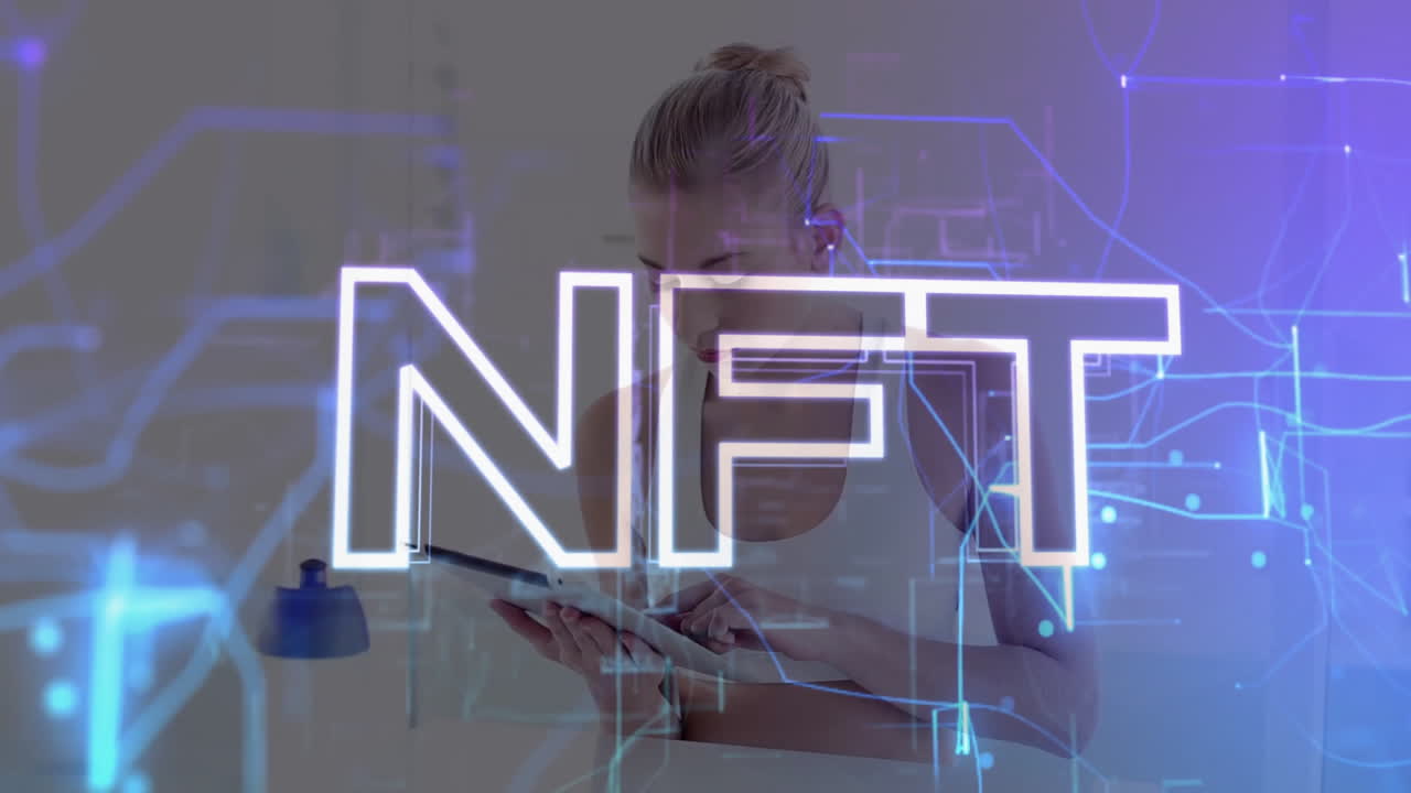Donna con tablet che esplora una grafica NFT sovrapposta, mostrando linee di circuito fluttuanti
