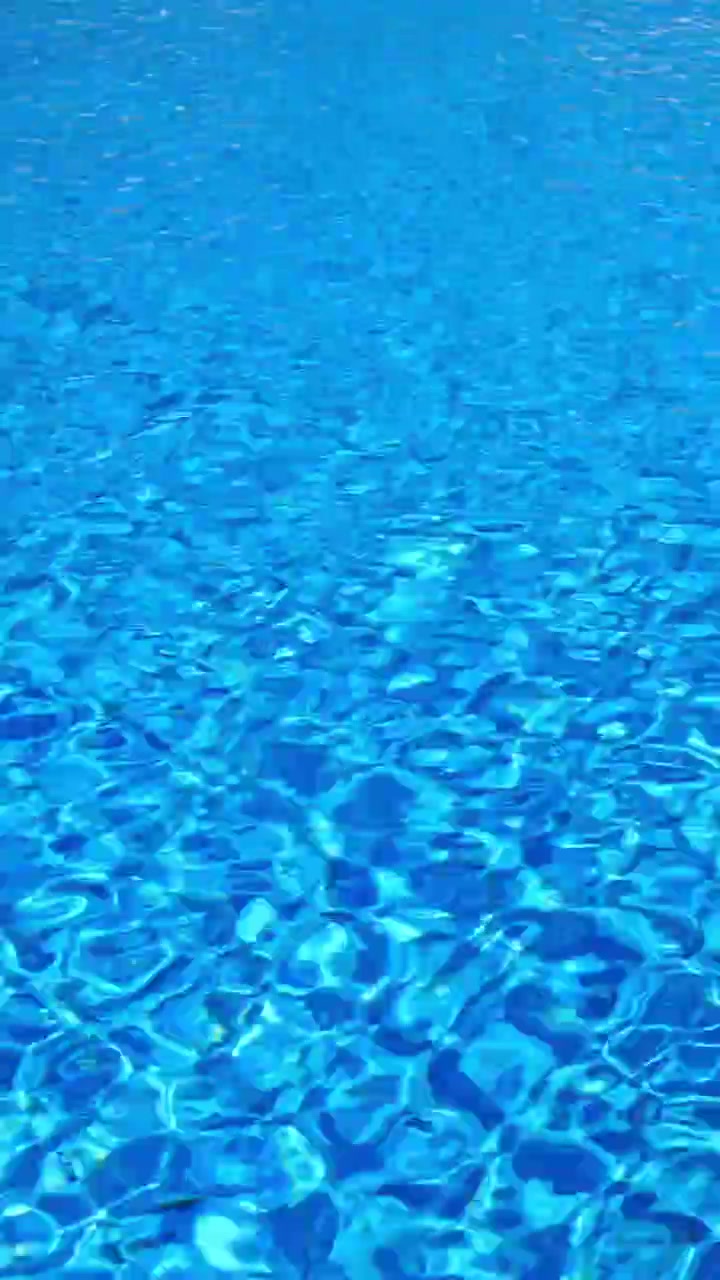 Superficie dell'acqua di un blu intenso con giochi di luce scintillanti