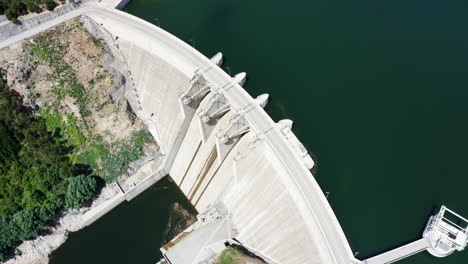 Toma-De-Arriba-Hacia-Abajo-De-La-Estructura-De-La-Presa-De-Ribeiradio-En-Vouga,-Portugal-En-Un-Día-Soleado---Drone-Aéreo