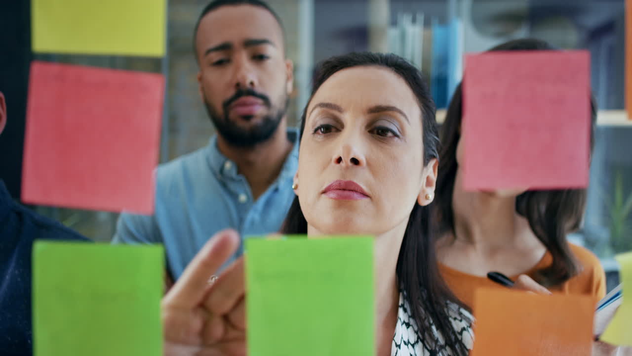 sesión de lluvia de ideas en equipo