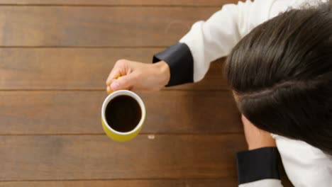 Frau,-Die-Einen-Schwarzen-Kaffee-Trinkt