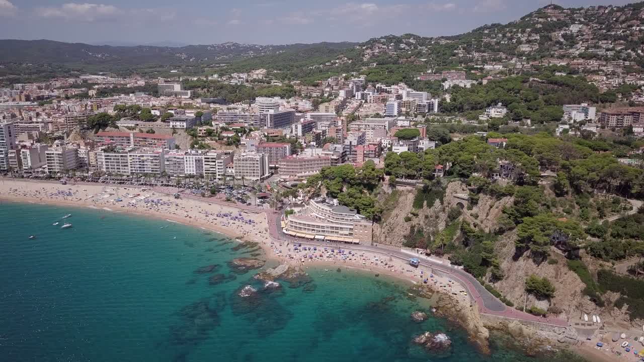 한여름에 lloret de mar의 바쁜 관광 해변
