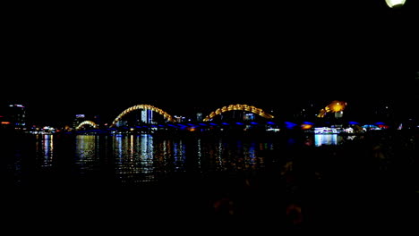 de pie y mirando el puente por la noche en da nang