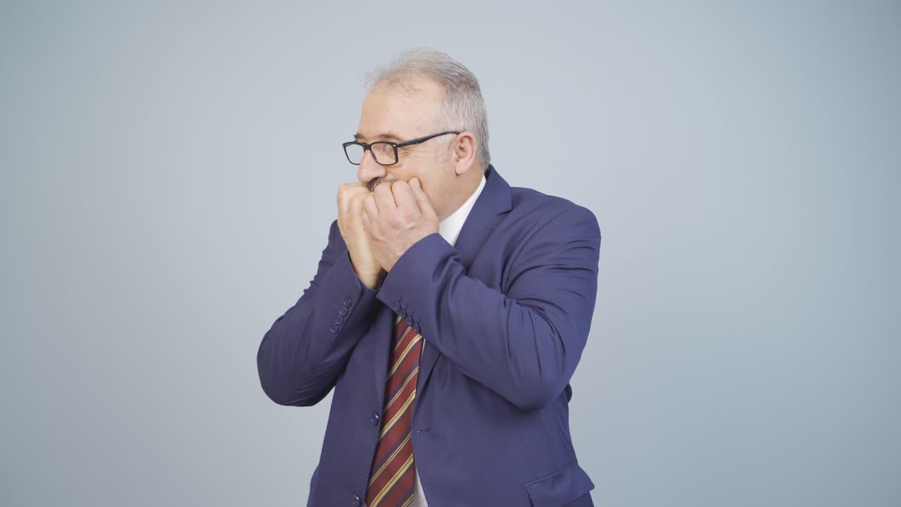 Uomo d'affari stressato che si mangia le unghie