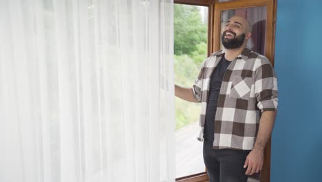 El-Hombre-Mirando-Por-La-Ventana.