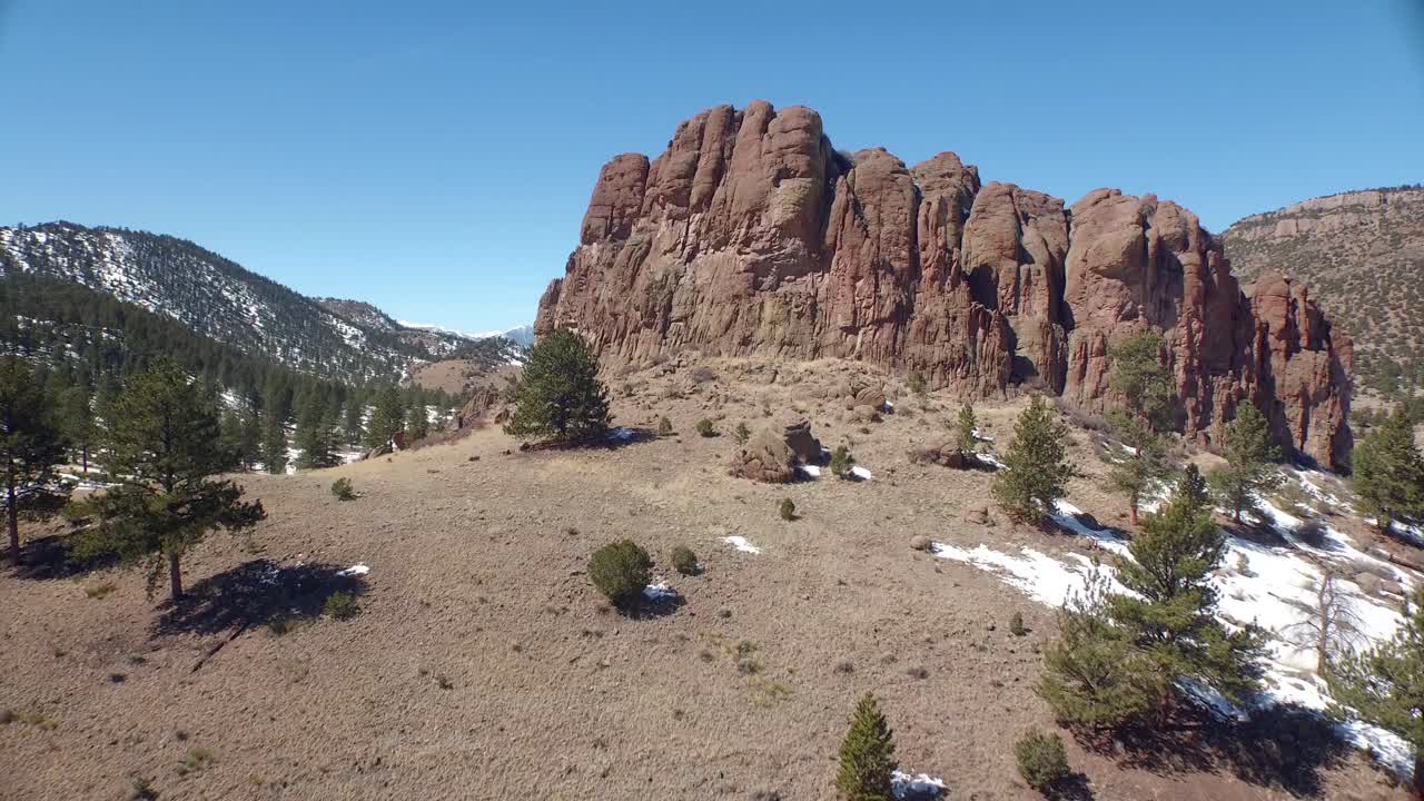 콜로라도 시골에 있는 첨탑 바위의 조감도