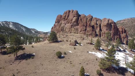 vista aérea de spire rocks en el campo de colorado