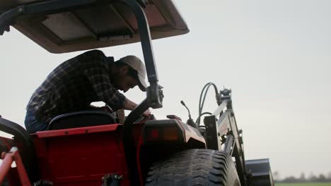 agricultor que conduce un tractor