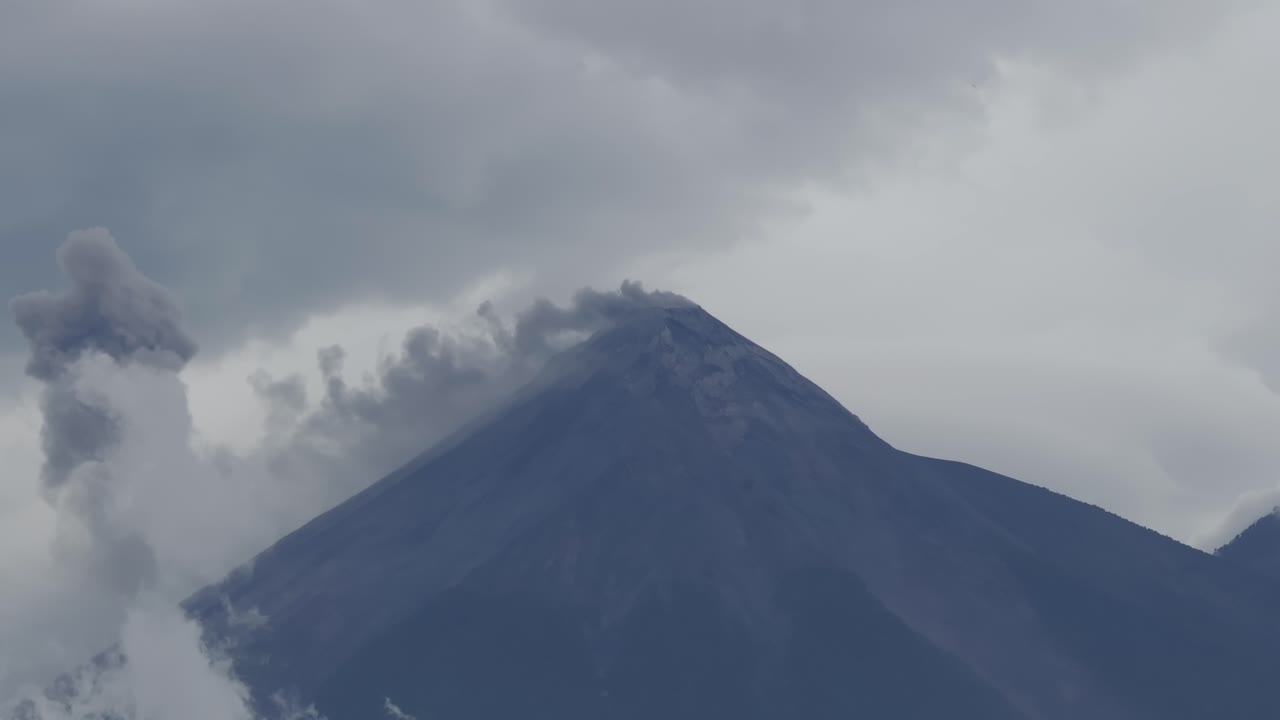 humo negro saliendo del volcán de fuego en guatemala, aéreo