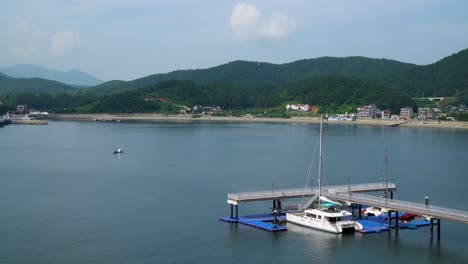 Vista-Escénica-De-La-Playa-Y-El-Océano-En-La-Ciudad-De-Geonje-Corea-Del-Sur---Toma-Amplia