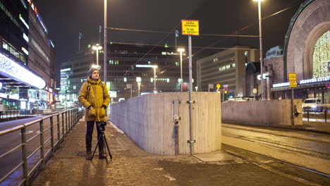 Zeitraffer-Von-Nacht-Helsinki-Und-Stocker,-Die-Aufnahmen-Einer-Geschäftigen-Stadt-In-Finnland-Machen